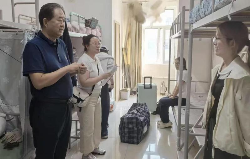 暖心走访进宿舍，温情相伴护成长